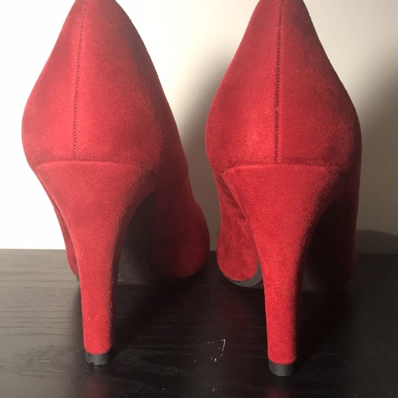 Y•Not?, cherry red faux suede 3.5 inch heels size 8M - Picture 6 of 12